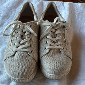 Clarks Caroline Echo Beige Canvas w/Silver Shimmer threading Sneakers